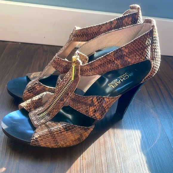 Michael Kors Berkley Leather Snakeskin Zippered
T-Strap Peep Toe Heels Size 8 - Picture 1 of 9